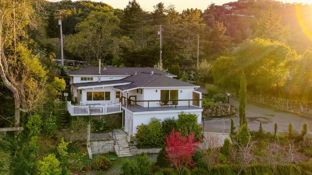 eine Luftansicht eines weißen Hauses in der Unterkunft Modern Sonoma Stay w Spacious Deck Views Prime Location Bennett in Santa Rosa