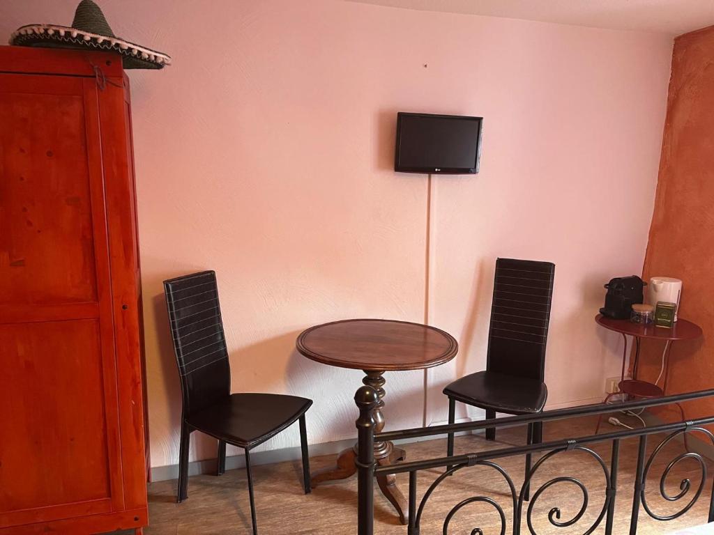 Μια τηλεόραση ή/και κέντρο ψυχαγωγίας στο Chambre d'hôte dans un joli village haut Alpin