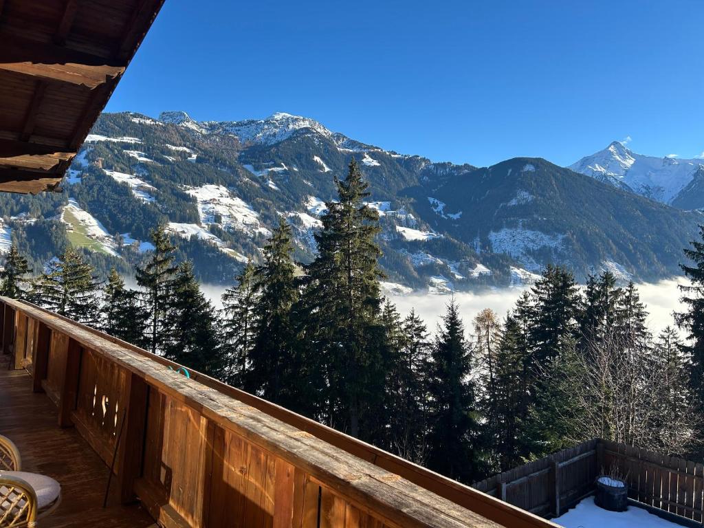 een balkon met uitzicht op een met sneeuw bedekte berg bij Ferienwohnung Schwendberg in Hippach