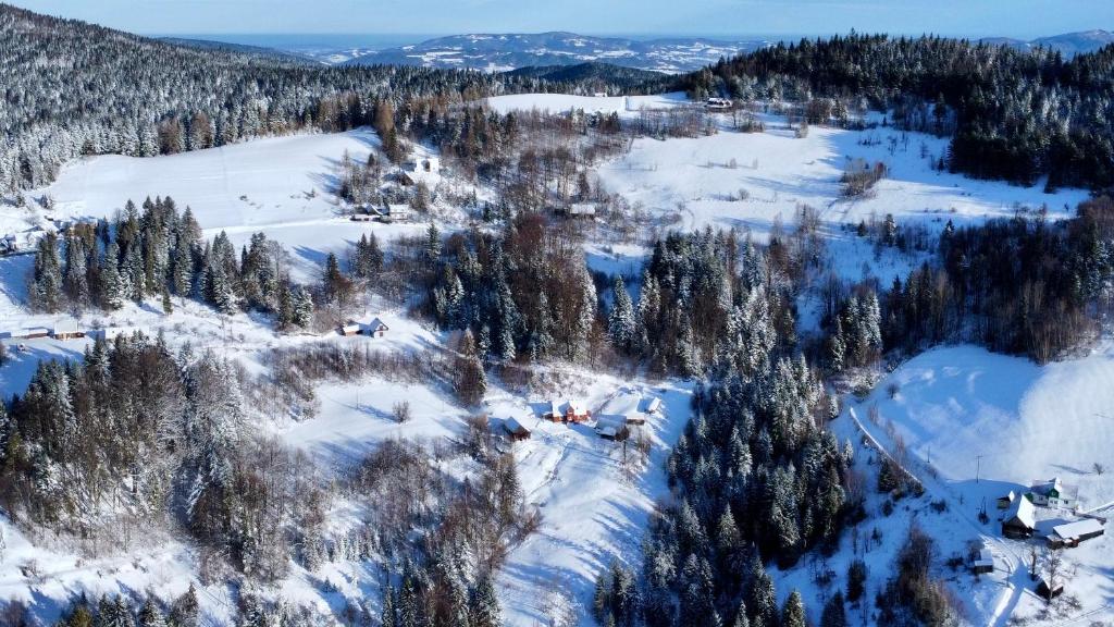Przysiółek Flądrówka - Dom na odludziu z widokiem na Gorce i Tatry om vinteren