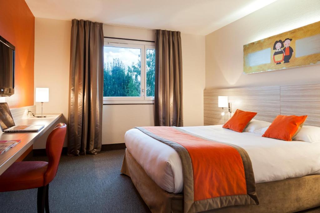 Postel nebo postele na pokoji v ubytování Kyriad Hotel Strasbourg Lingolsheim