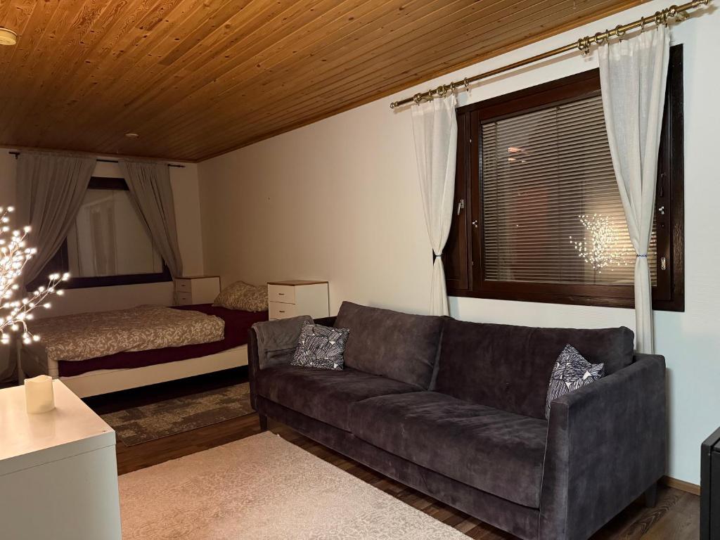 Ένα ή περισσότερα κρεβάτια σε δωμάτιο στο Neat studio apartment with private entrance