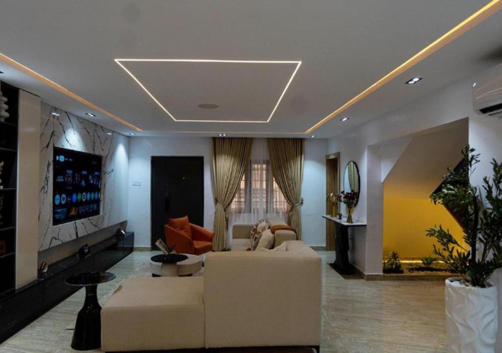 O zonă de relaxare la Luxury 2 bedroom duplex with private cinema