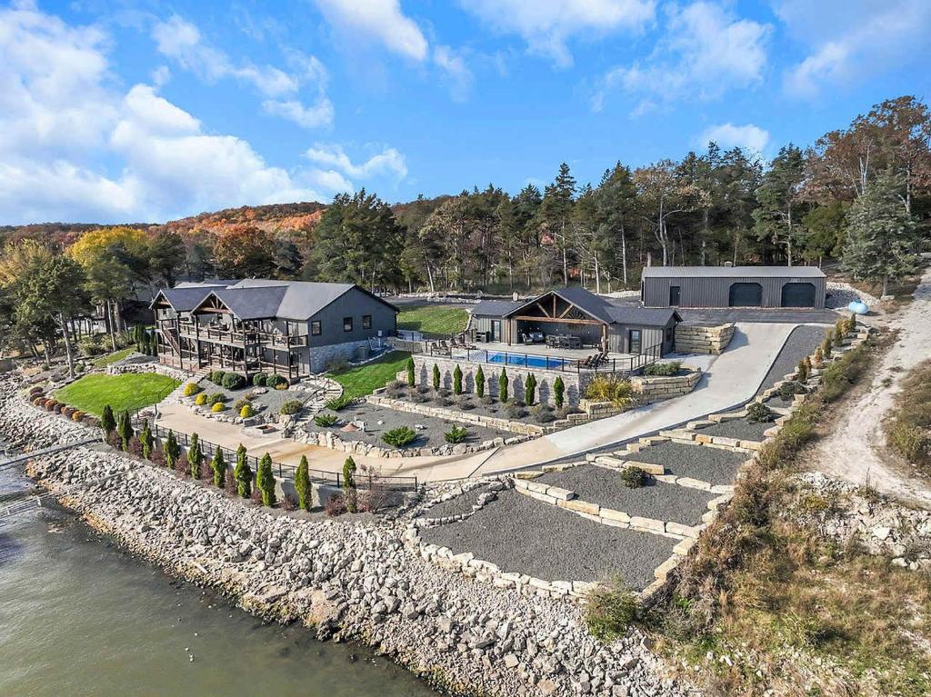 una vista aérea de una casa sobre el agua en Lakefront Ozarks Home w Private Dock & Pool, en Damsel