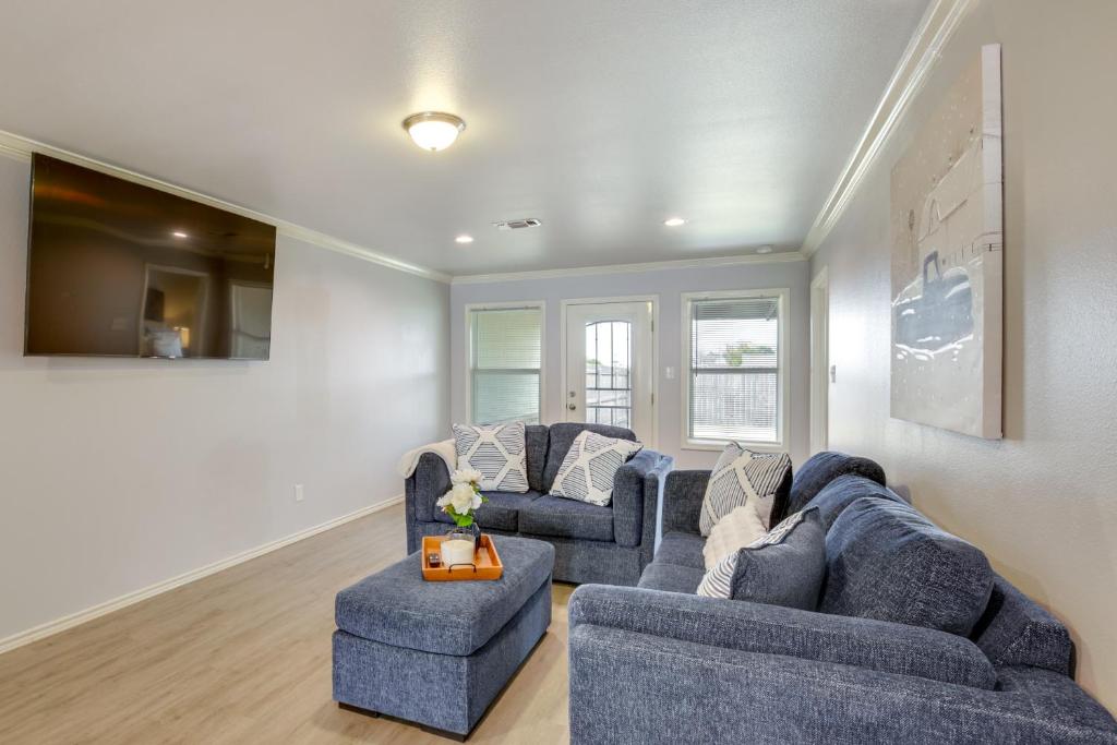 Et opholdsområde på 2 Mi to Depot District Dog-Friendly 1BR Getaway!