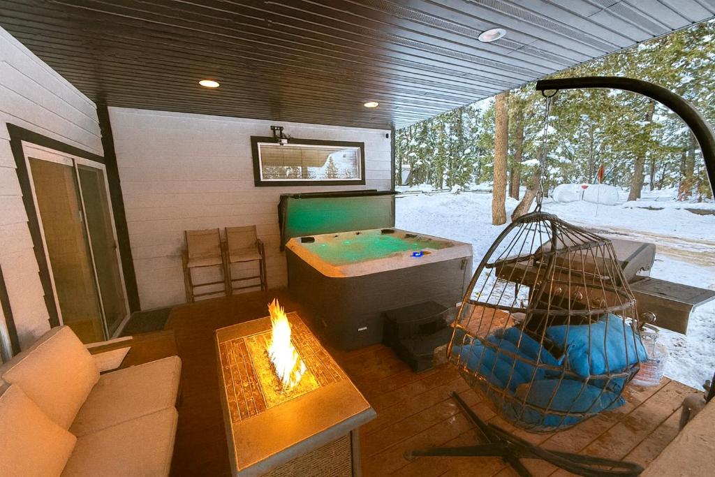 Χώρος καθιστικού στο Brand New Cabin with Fire Pit & Outdoor Projector