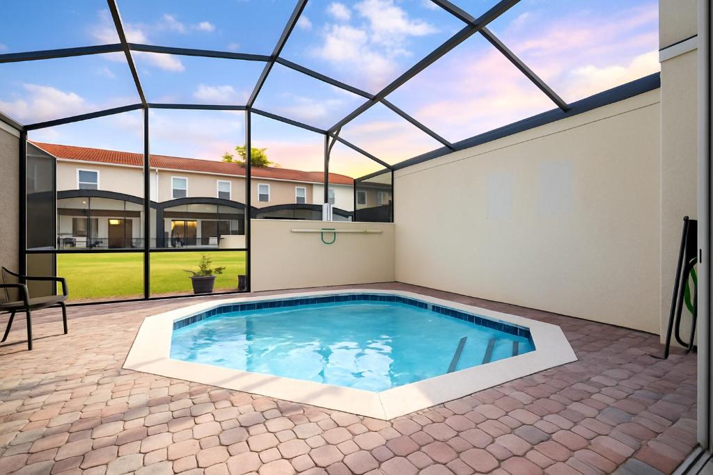Swimmingpoolen hos eller tæt på Charming 3BR Resort Townhome with Private Pool near Disney