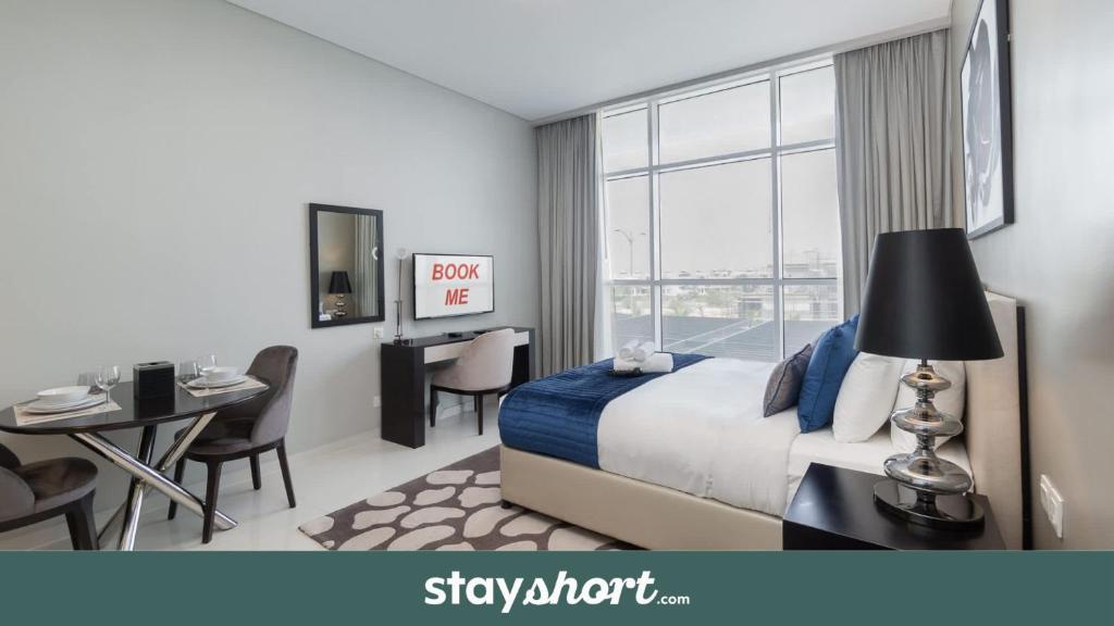 Ένα ή περισσότερα κρεβάτια σε δωμάτιο στο StayShort - Damac Hills Studio for 2 people with Pool