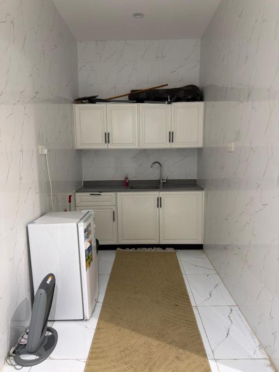 Η κουζίνα ή μικρή κουζίνα στο شقق منزال 1