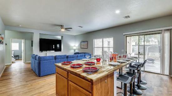 TV a/nebo společenská místnost v ubytování Mesa Hideaway