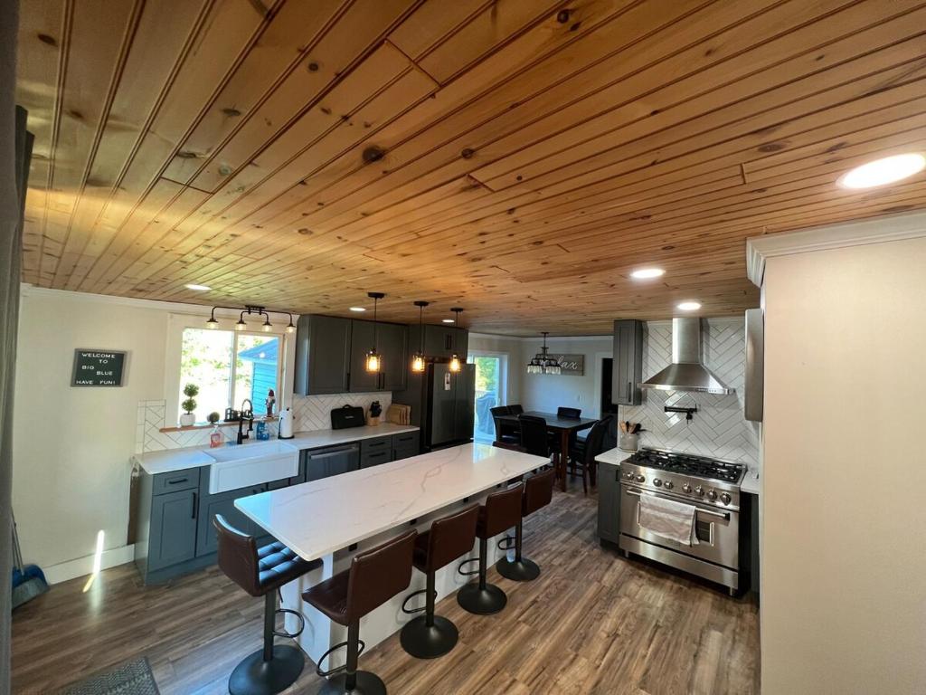 Η κουζίνα ή μικρή κουζίνα στο Updated 19th Century Colonial 10 min from Okemo