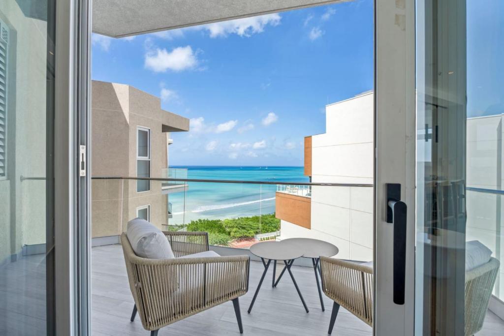 een balkon met uitzicht op de oceaan bij Ocean Vista Aruba in Palm-Eagle Beach