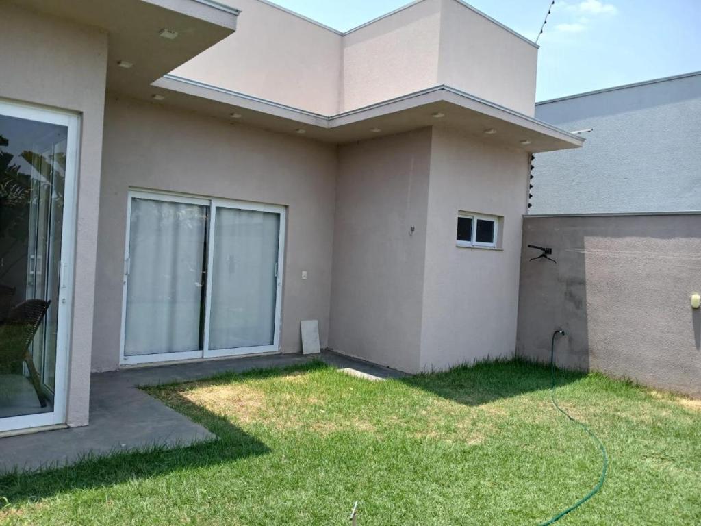 una casa con un prato davanti di House snp a Sinop