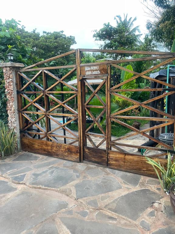 Kwa Nzeu في شاطئ دياني: بوابة مفتوحة بسياج خشبي