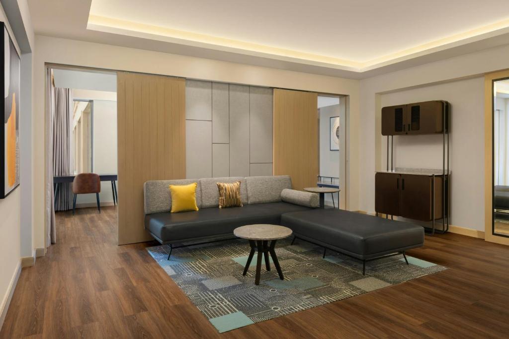 TV a/nebo společenská místnost v ubytování Four Points by Sheraton Amritsar, Mall Road