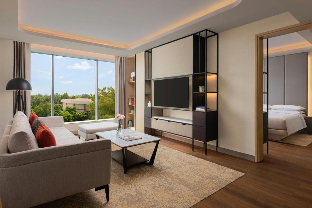 Postel nebo postele na pokoji v ubytování Marriott Executive Apartments Mall Road Amritsar