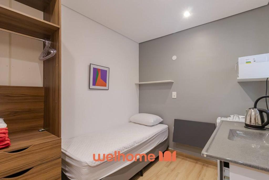 サンパウロにあるApto na Bela Vista Perto do Hospital Sirio Libanesのベッドと洗面台のある小さな部屋