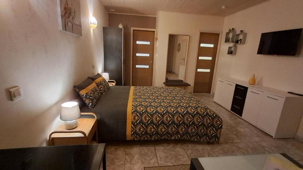 een hotelkamer met een bed en een tafel bij My Quiet Place near Carcassonne in Carcassonne