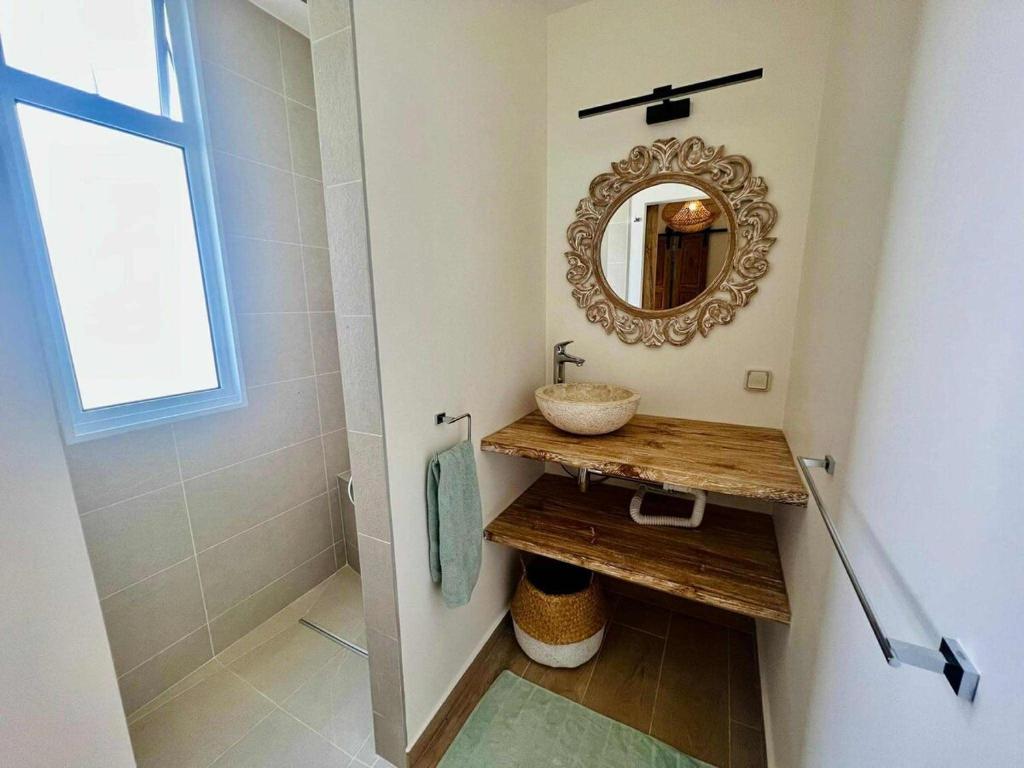 Et badeværelse på Villa Keanna - F2 with pool, private beach