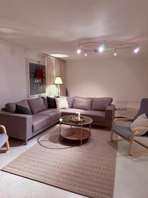 een woonkamer met een bank en een tafel bij Nietos Aurora in Ylitornio