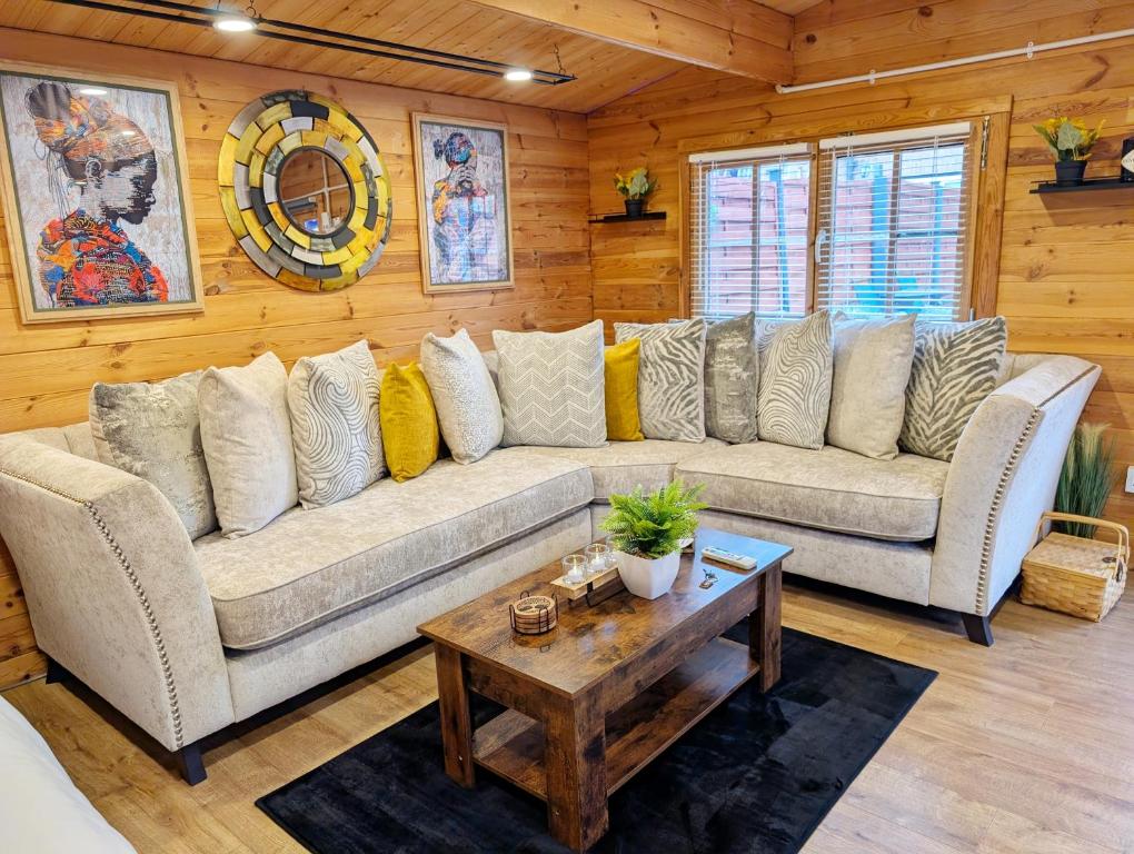 Khu vực ghế ngồi tại Log Cabin