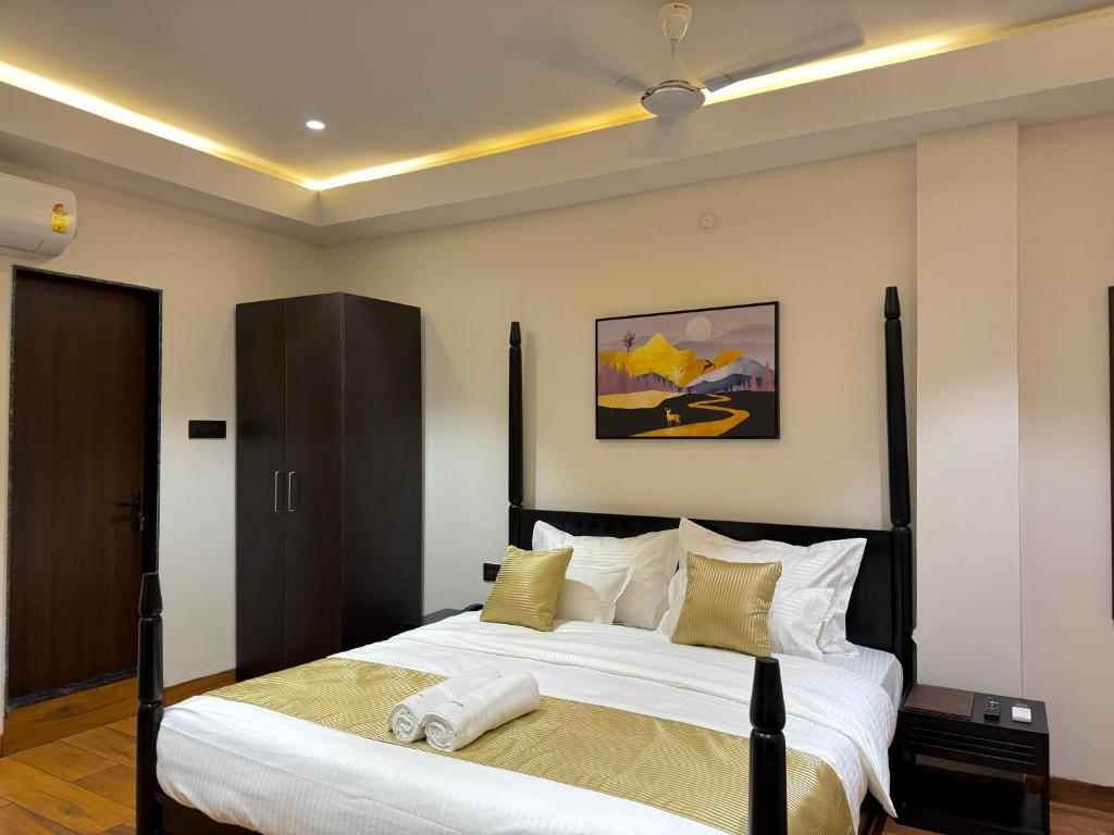 Hotel Aventus - by Urbantara في إندوري: غرفة نوم بها سرير كبير في الغرفة