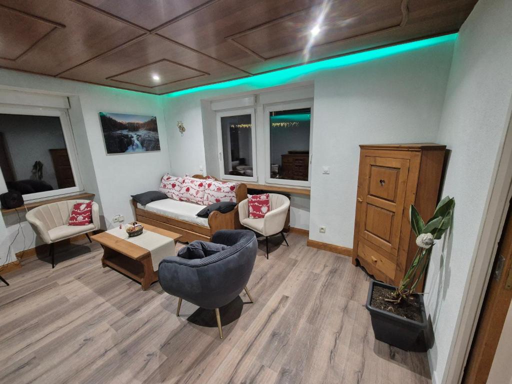 un soggiorno con un divano e un tavolo di Gîte, 6 personnes le louveteau a Muhlbach-sur-Bruche