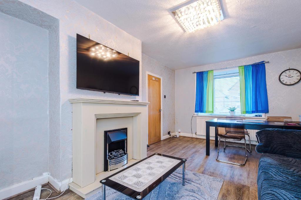 Μια τηλεόραση ή/και κέντρο ψυχαγωγίας στο Spacious 3-Bed Home Etihad Stadium Coop Live