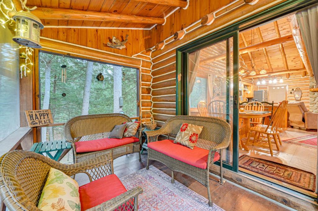 Χώρος καθιστικού στο On-Site Pond and Trails Lake Luzerne Cabin