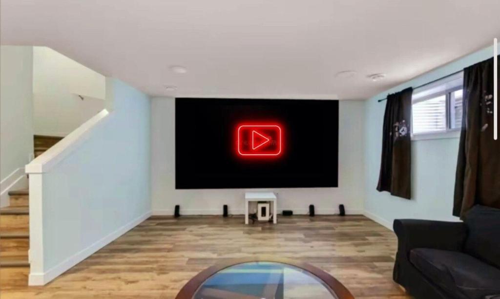 Et opholdsområde på Entertainment house with 2 king 1 queen 1 sofa bed In-house Theater Attach Garage Near YEG Liked by Guests on Other Plateform