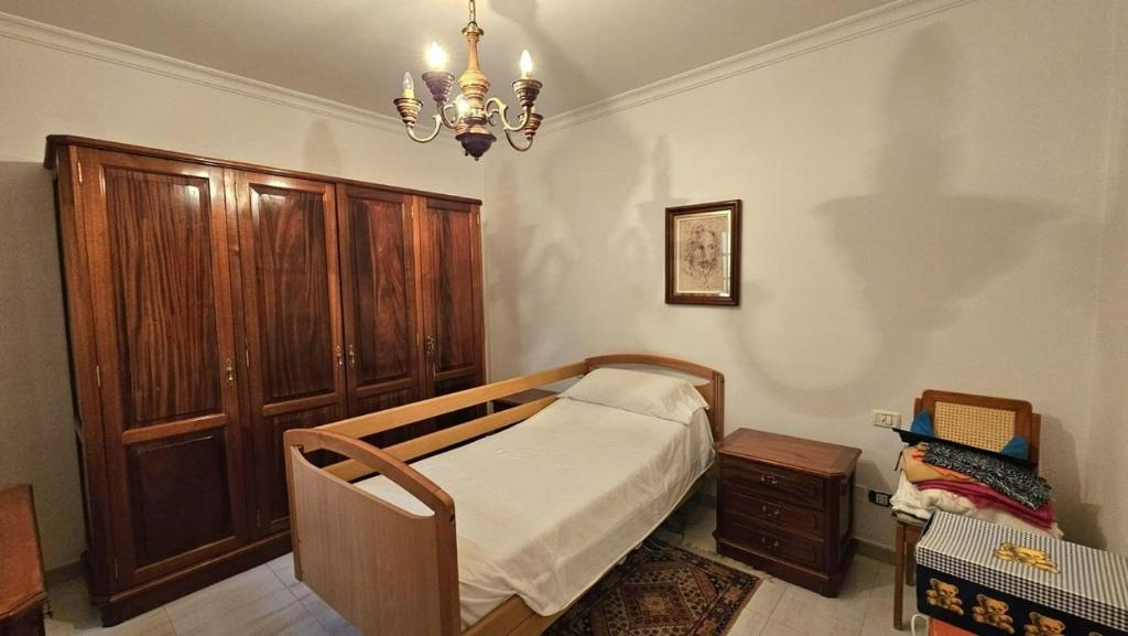 een slaapkamer met een bed en een houten kast bij Luxury 3lvl House in Telde