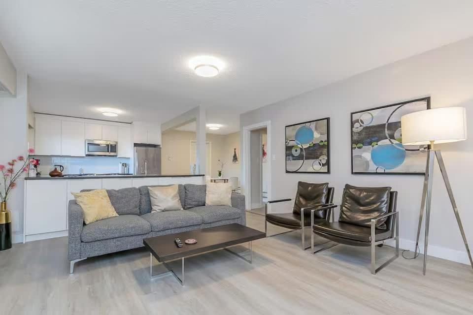 Η κουζίνα ή μικρή κουζίνα στο Spacious Oceanview Suite with Private Entrance