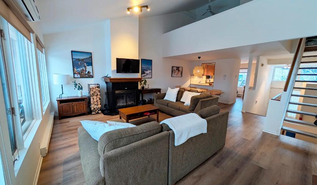 un soggiorno con un divano e un pianoforte di Unit 33 - 4 bedrooms - Sleeps 10 a Bélanger