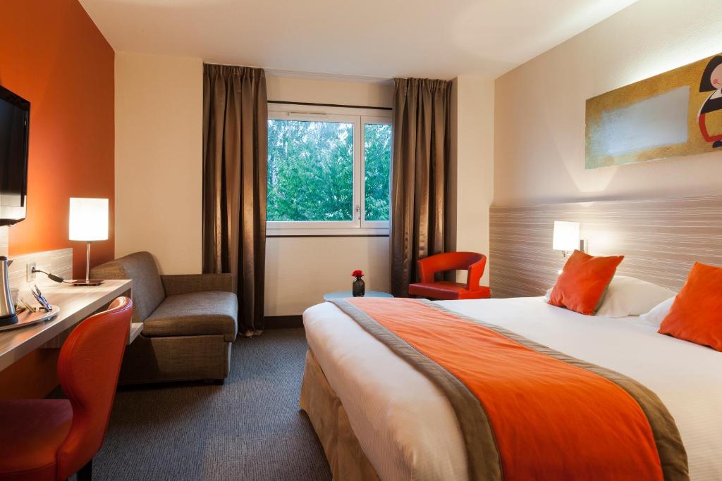 Postel nebo postele na pokoji v ubytování Kyriad Hotel Strasbourg Lingolsheim