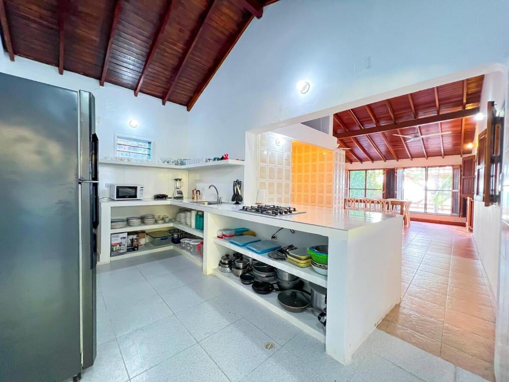 Casa San Miguel Frente al Mar في San Silvestre: مطبخ مع ثلاجة وطاولة عمل