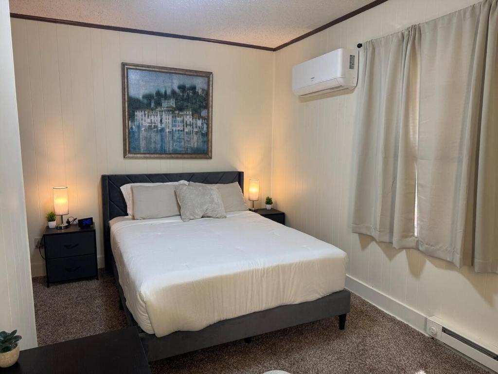 Perfect for Travel Nurses Quiet في كلاركسبورغ: غرفة نوم بسرير ومصباح ونافذة