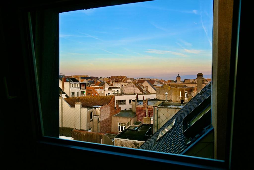 een uitzicht vanuit een raam van een stad bij Bruges by the Beach in Blankenberge