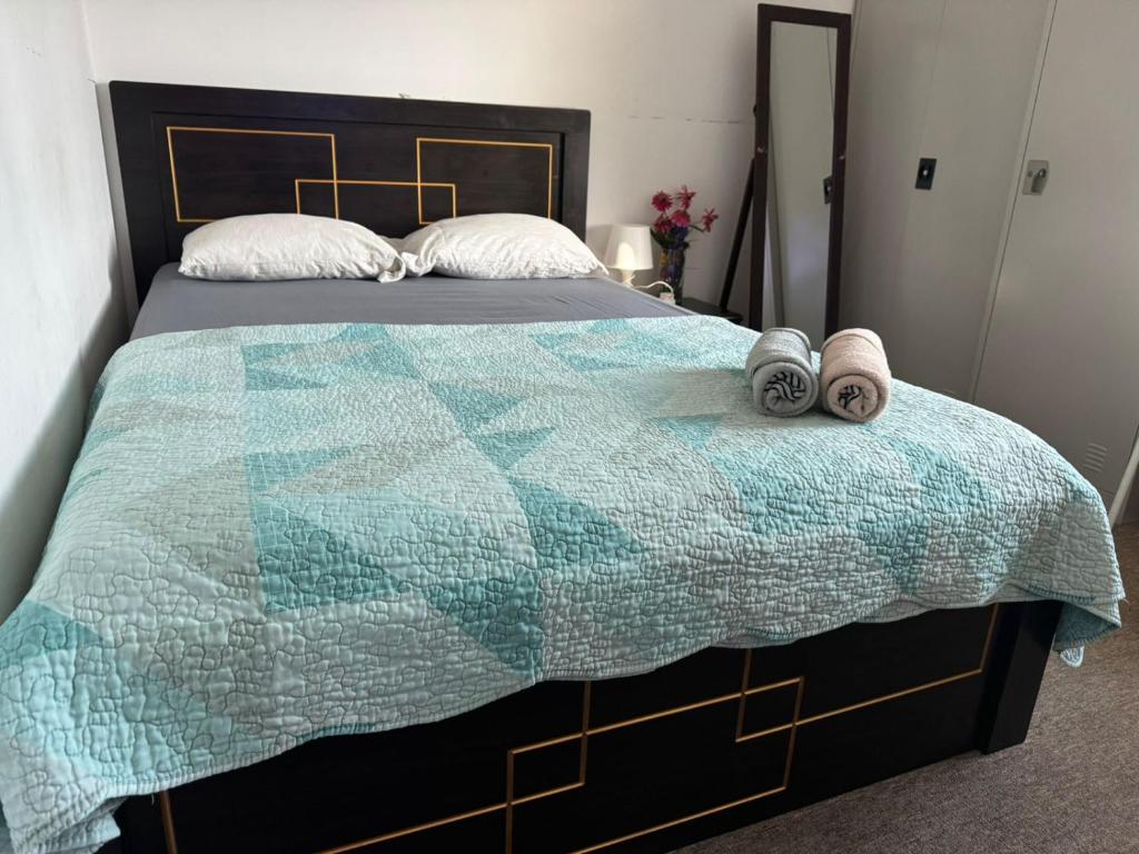 Ένα ή περισσότερα κρεβάτια σε δωμάτιο στο Double Room - Shared Bathroom, No Parking