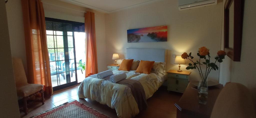 Postel nebo postele na pokoji v ubytování Casa Rural La Gospa