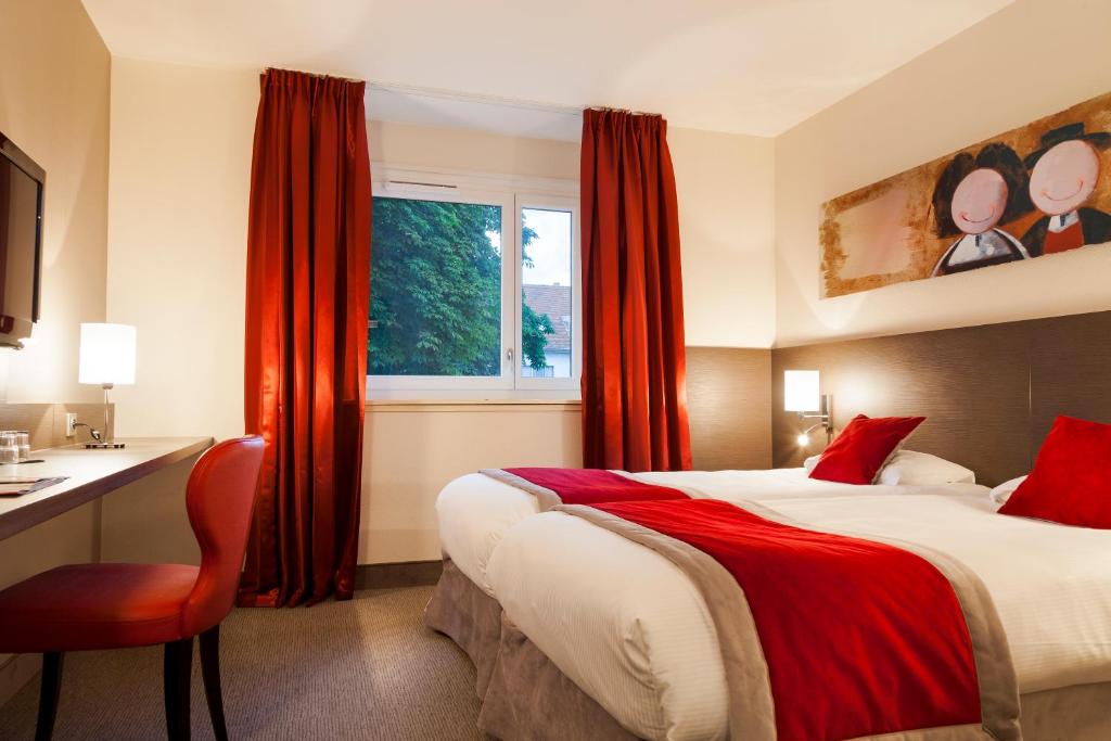 Postel nebo postele na pokoji v ubytování Kyriad Hotel Strasbourg Lingolsheim