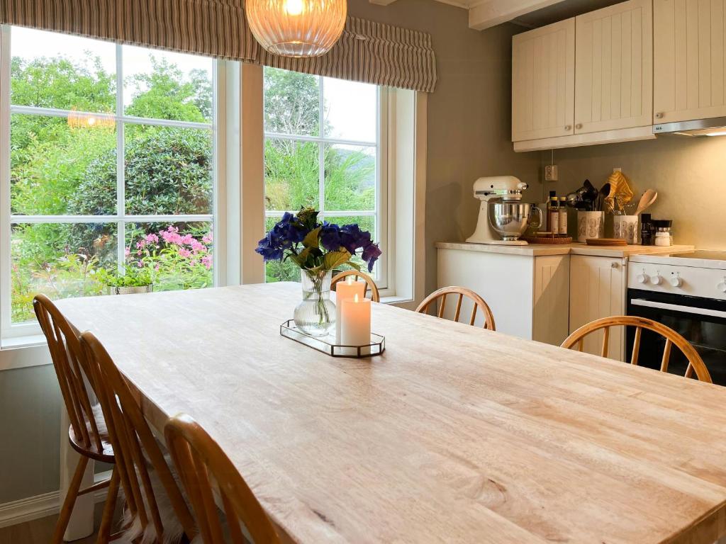 Køkken eller tekøkken på Hyggelig Gård Nær Bergen Med Spabad