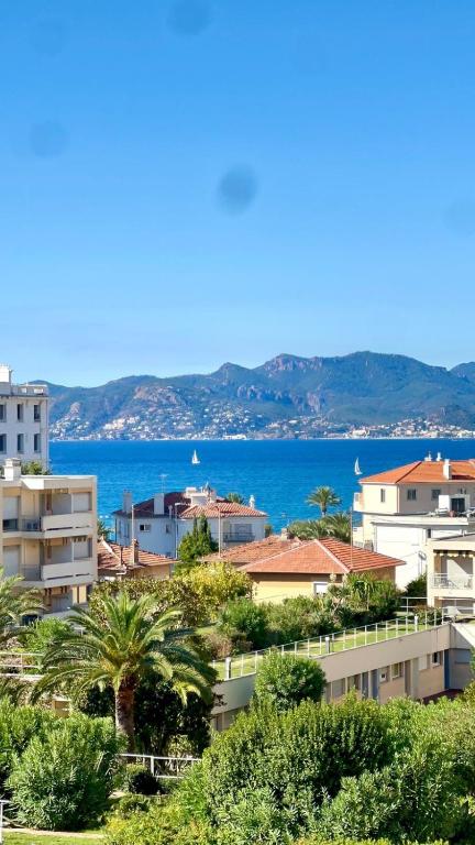 a view of a city with the ocean in the background at Appartement cosy proche de la Croisette et du Palais des Festivals in Cannes