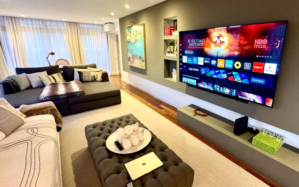 Μια τηλεόραση ή/και κέντρο ψυχαγωγίας στο Cascais next to casino and to Tamariz beach