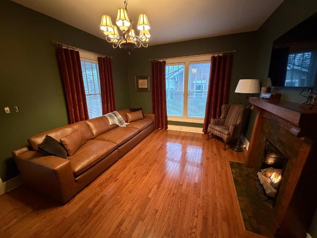 Χώρος καθιστικού στο New listing! Historic 4 bedroom home