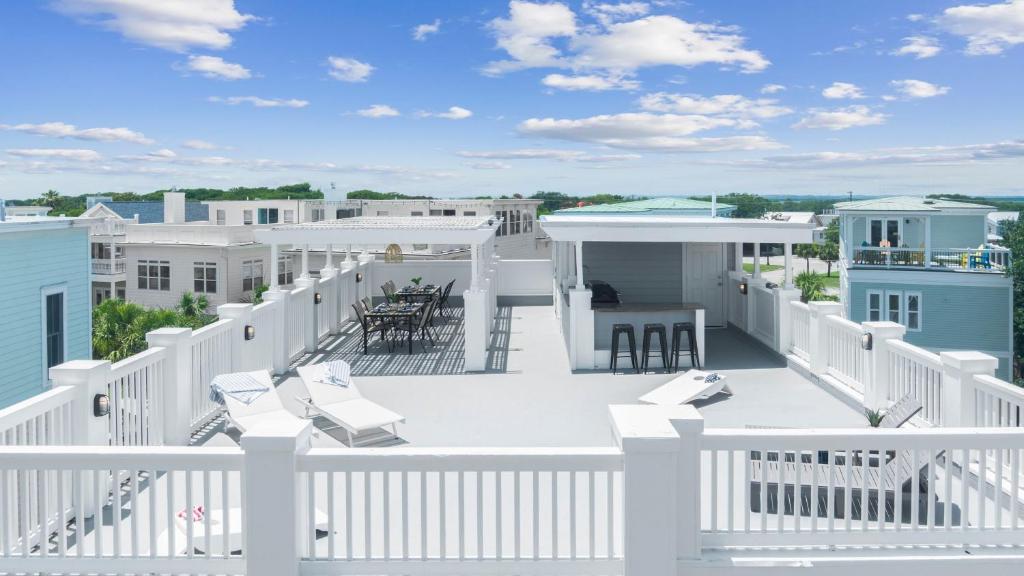 Μπαλκόνι ή βεράντα στο 1 Block to Beach Newly Renovated 6BDR w Rooftop Views Sand Dune by AvantStay