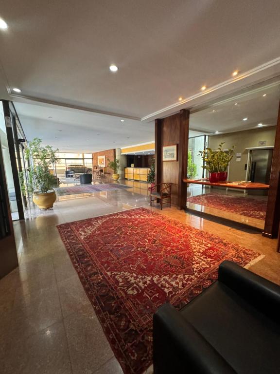 - un hall avec un grand tapis rouge au sol dans l'établissement Flat no coração de Alphaville, à Barueri