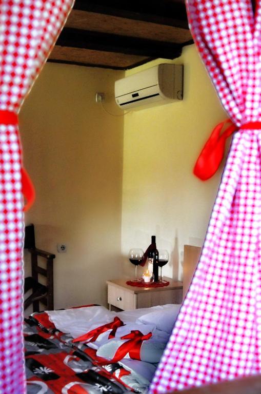 Postel nebo postele na pokoji v ubytování Etno Selo Moravski Konaci