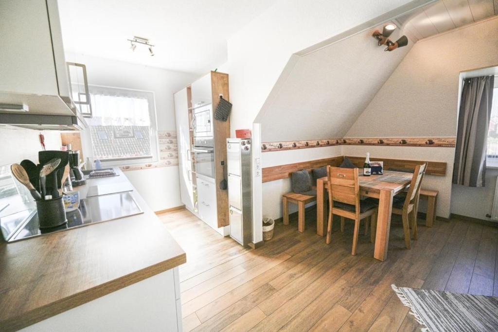 巴尔特鲁姆Haus Deichbrise的厨房兼餐厅，配有桌椅