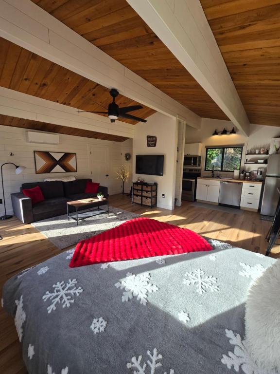 Postel nebo postele na pokoji v ubytování A Restful Studio Near a Creek and Forest - Pet Friendly