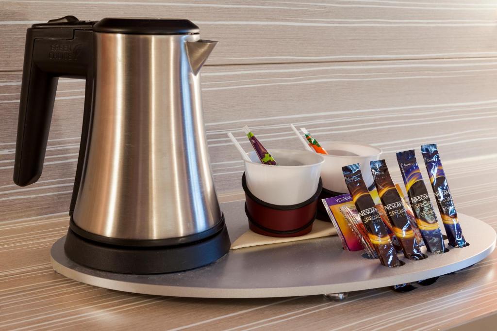 Příslušenství pro přípravu čaje a kávy v ubytování Kyriad Hotel Strasbourg Lingolsheim